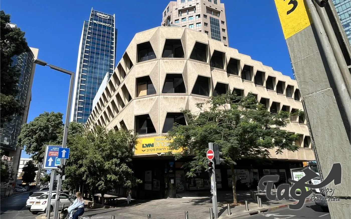 חזית הבטון בדוגמת כוורת, וחנויות בקומת הקרקע