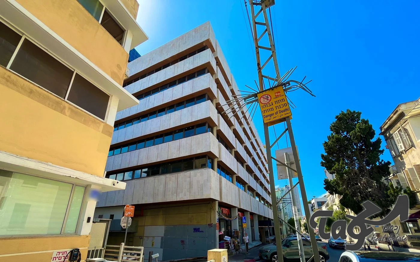 בניין הבורסה ברחוב אחד העם, מבט מהרחוב על חזית הבטון והזכוכית