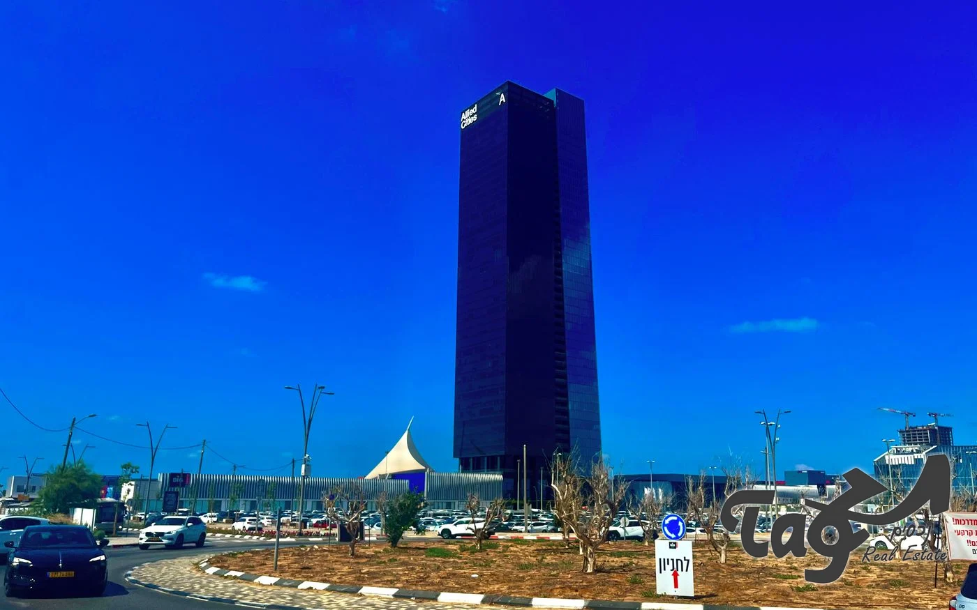 מגדל גלילות ומתחם המסחר שלמרגלותיו, מבט מכיכר סמוכה