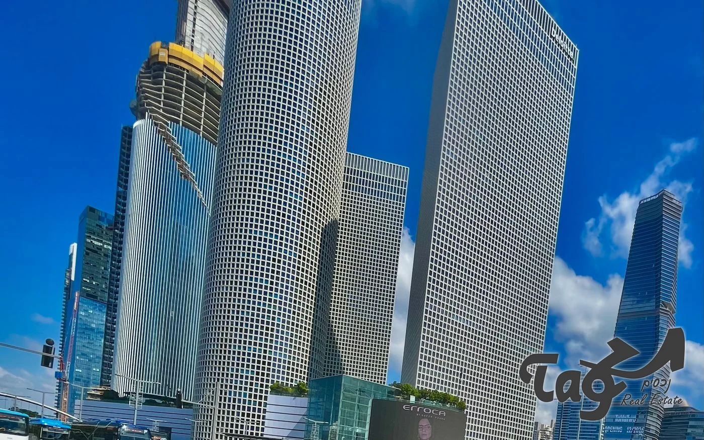 המגדלים מקרוב, מבט מלמטה אל השמיים