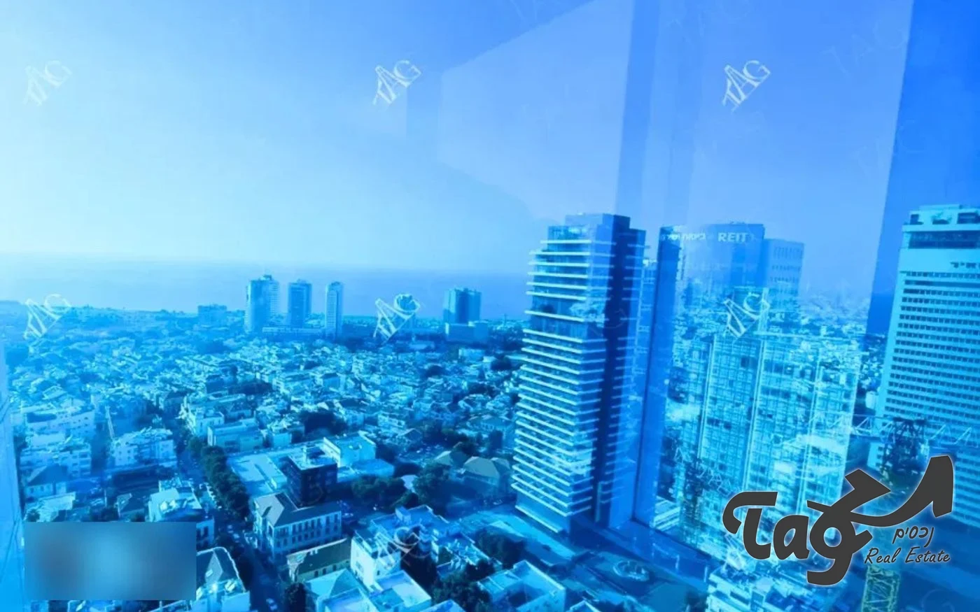 נוף מהקומה הגבוהה על העיר, עם מגדלי מגורים ומשרדים סמוכים