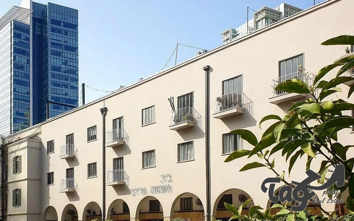 בית משפחת מרדכי: בניין הקשתות לאורך סמטת הר סיני, ליד בית הכנסת הגדול