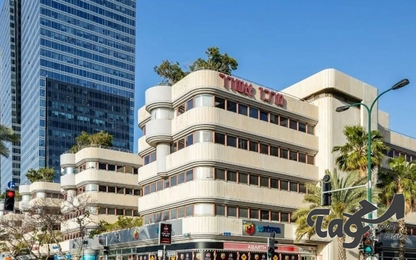 בניין המשרדים ביגאל אלון: פינת הבניין עם חלונות סרט וחזית מסחרית בקומת הקרקע